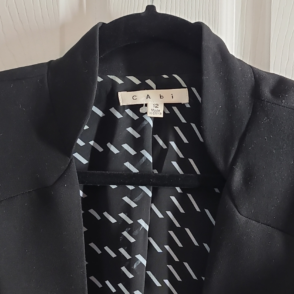 Cabi - Chic Black Blazer With Patterned Lining - image 2